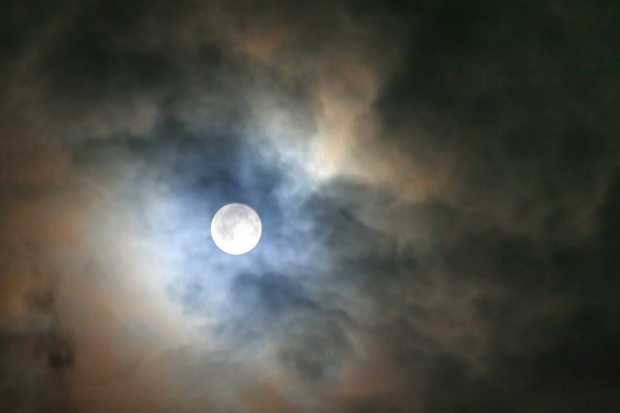 luna cu nori