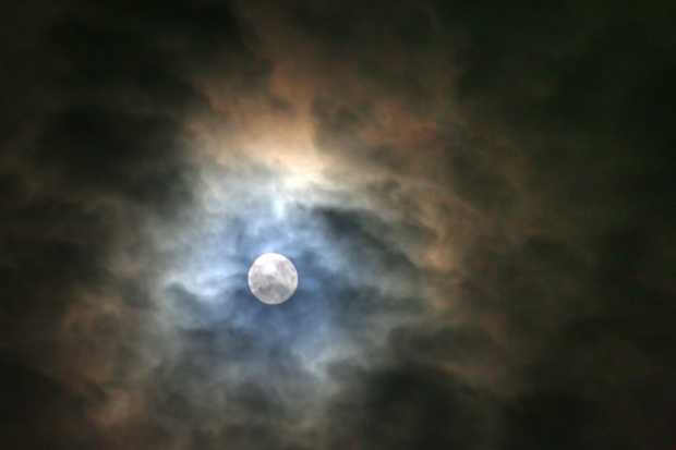 luna cu nori