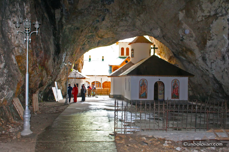 manastirea pestera ialomitei